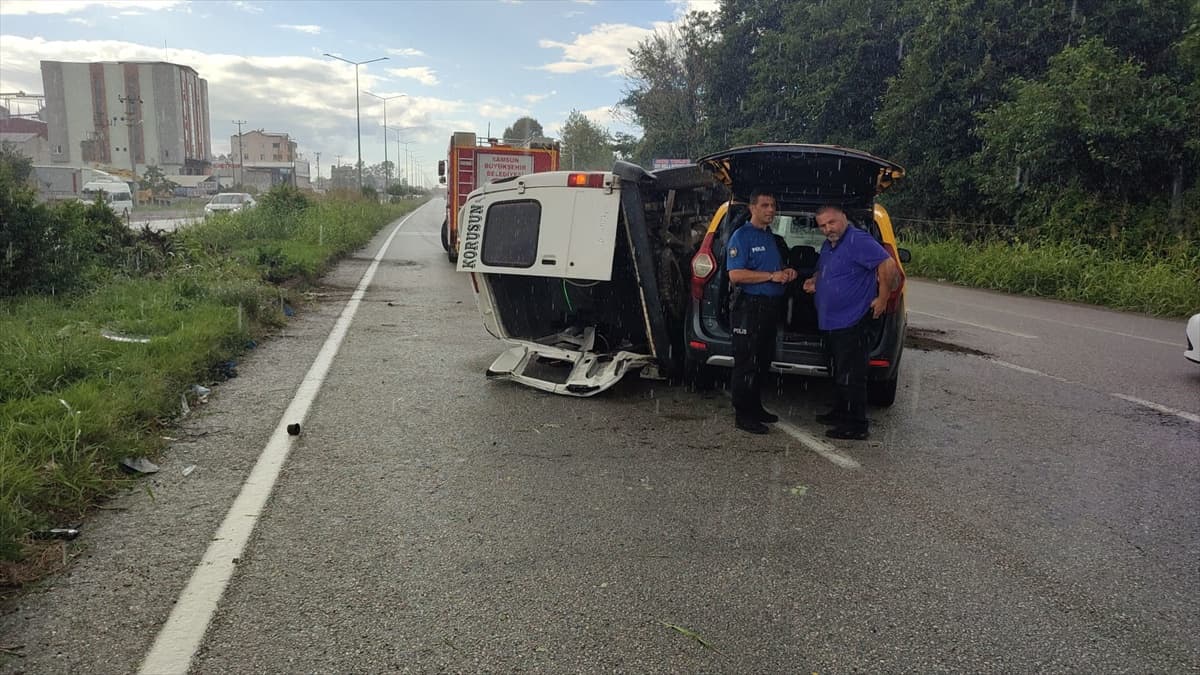 Samsun'da minibüs ile taksinin çarpıştığı kazada 2 kişi yaralandı