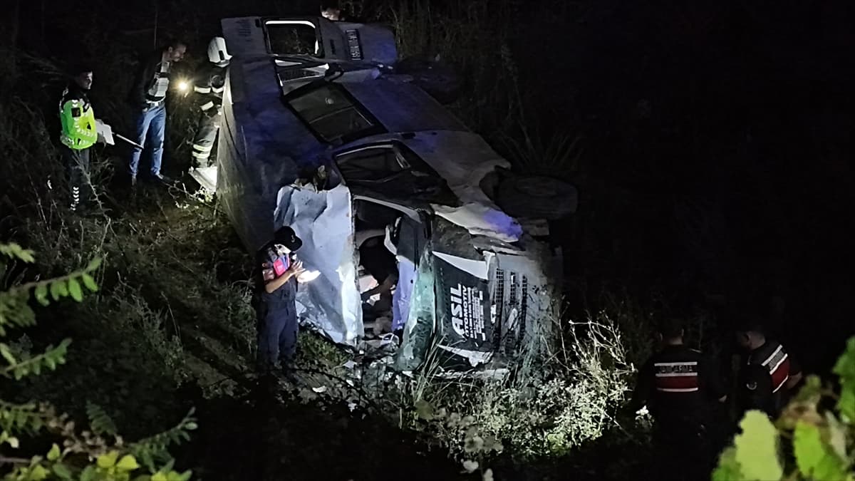 Samsun Bafra'da minibüs Kızılırmak Seddesi'ne devrildi, 2 kişi yaralandı
