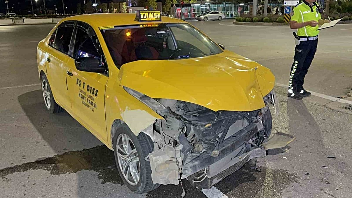 Samsun İlkadım'da iki ticari taksi kavşakta çarpıştı, 2 sürücü yaralandı