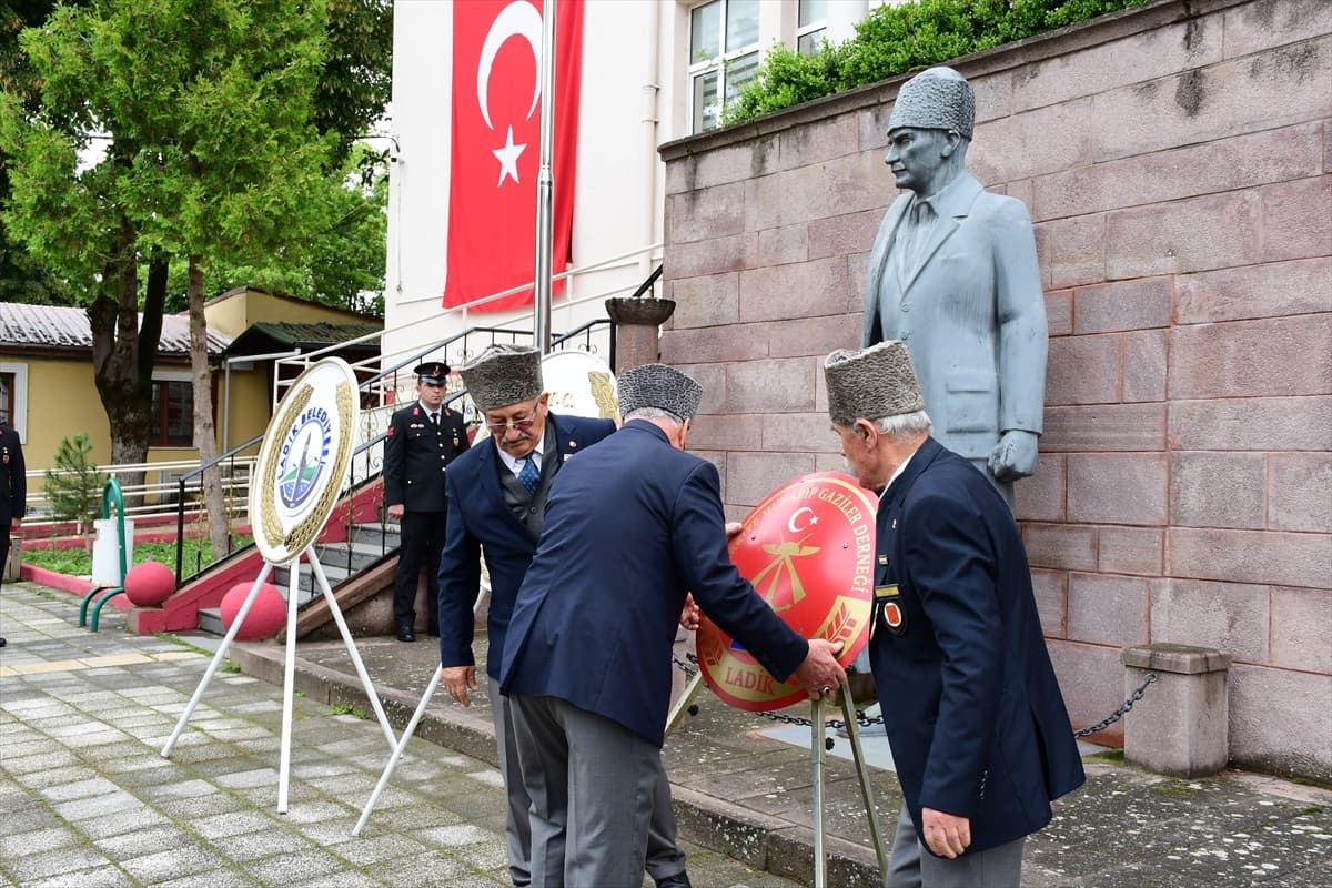 Samsun Ladik'te Gaziler Günü'nde Atatürk Anıtı'na çelenk sunuldu