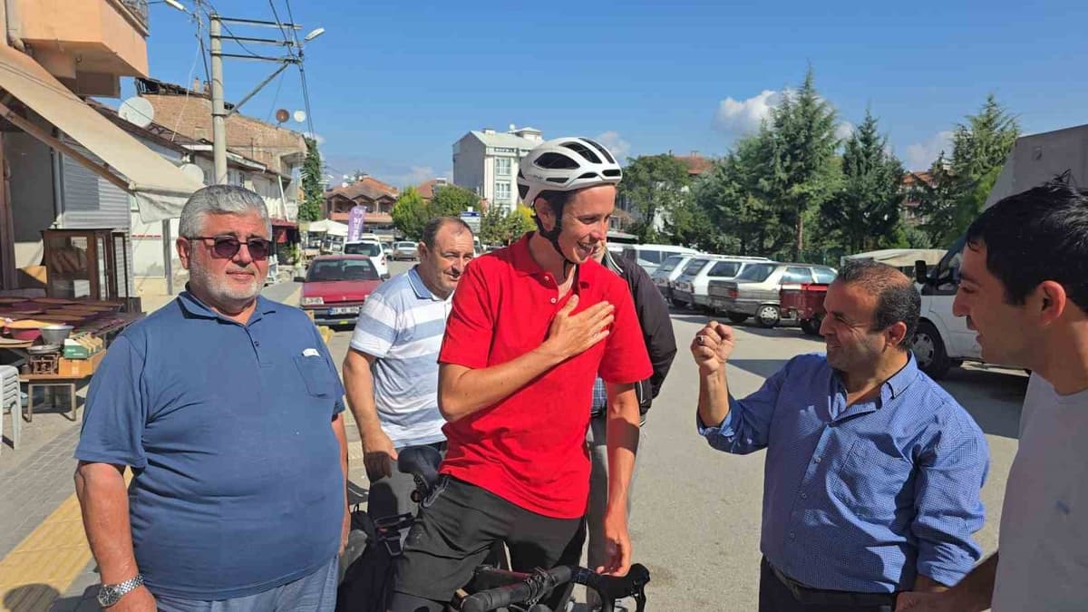 Avustralyalı bisiklet gezgini Samsun Vezirköprü'de emekli imamın evinde misafir oldu