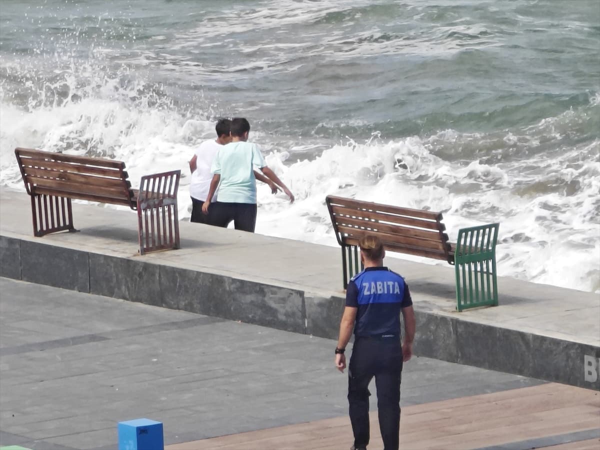 Samsun Yakakent'te dalgalara rağmen oynayan iki çocuk zabıta uyarısıyla uzaklaştırıldı