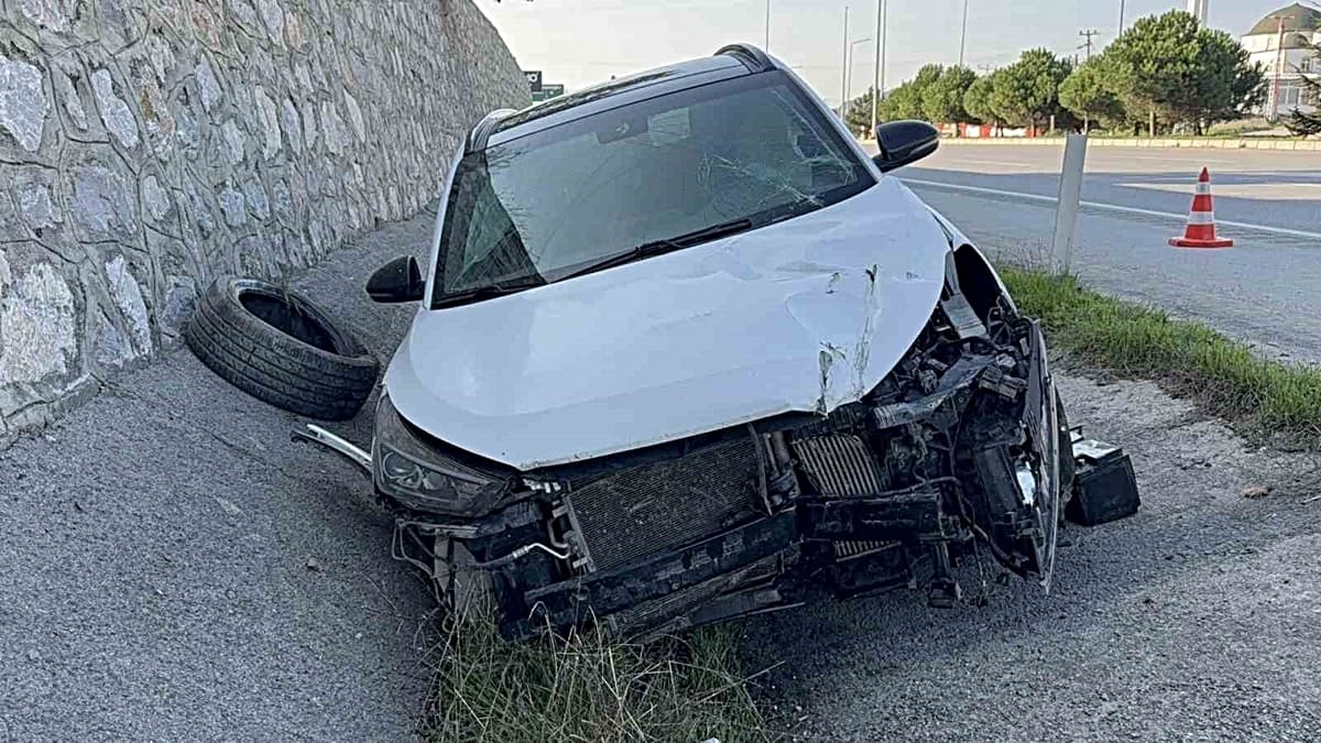 Üniversite kaydına giden ailenin otomobili Samsun'da kanala girdi, 5 kişi yaralandı