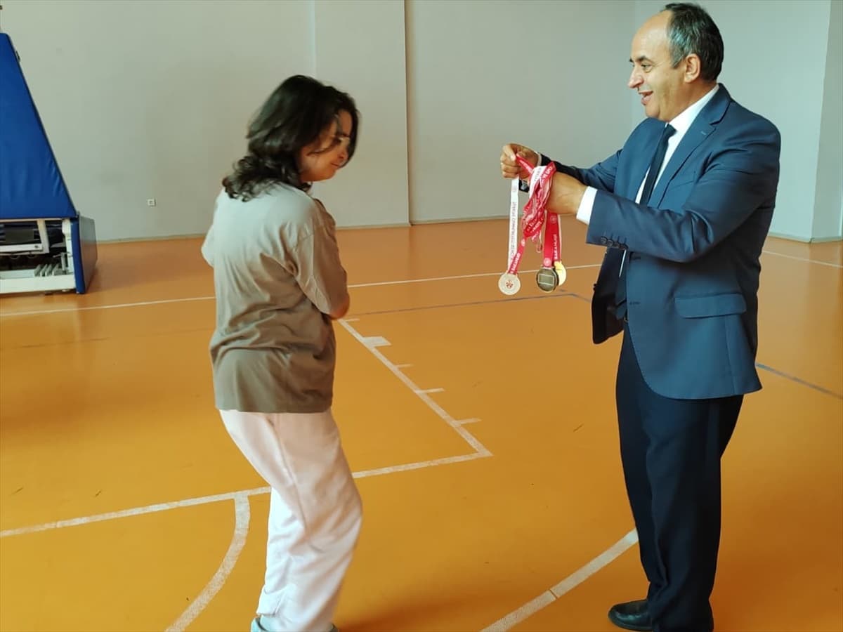 Bafra'da özel gereksinimli gençler ve anneleri Aile Yılı'nda basketbol oynadı