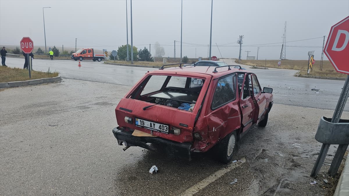 Çorum-Samsun kara yolunda iki otomobil çarpıştı, 4 kişi yaralandı