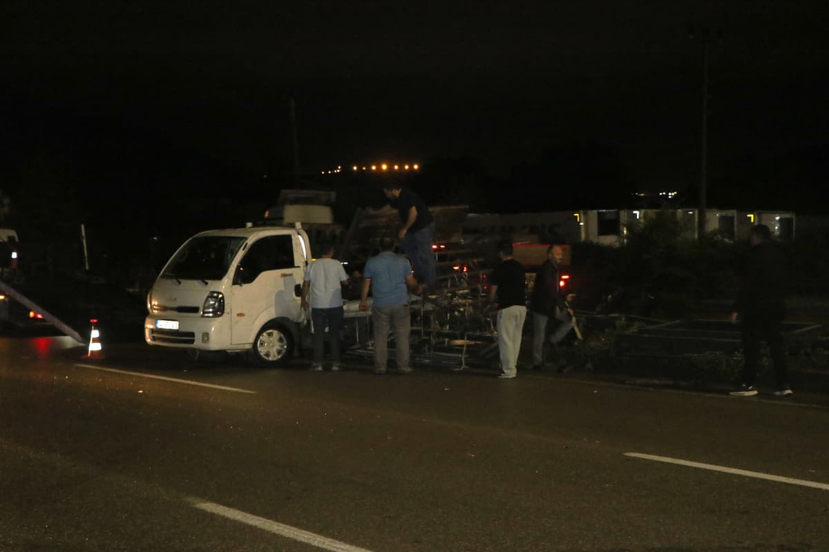 Samsun Atakum'da otomobil kamyonete arkadan çarptı, 4 kişi yaralandı