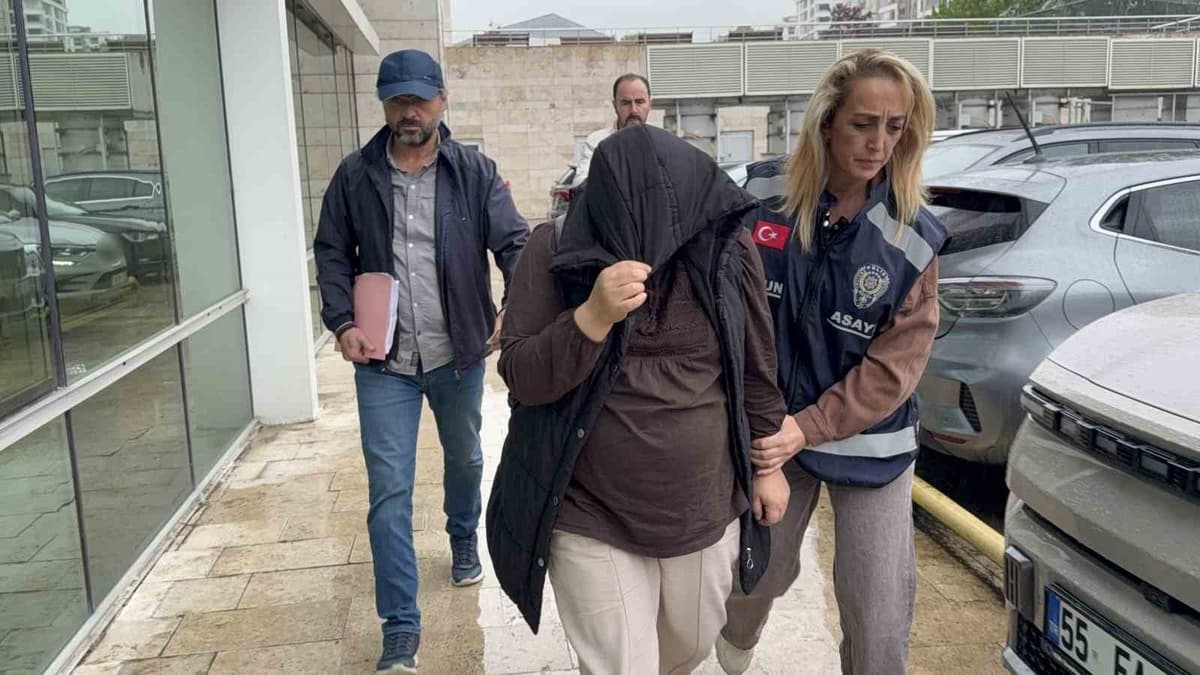Samsun Canik'te Piazza AVM'de yaklaşık 20 bin liralık kıyafet çalan kadın yakalandı