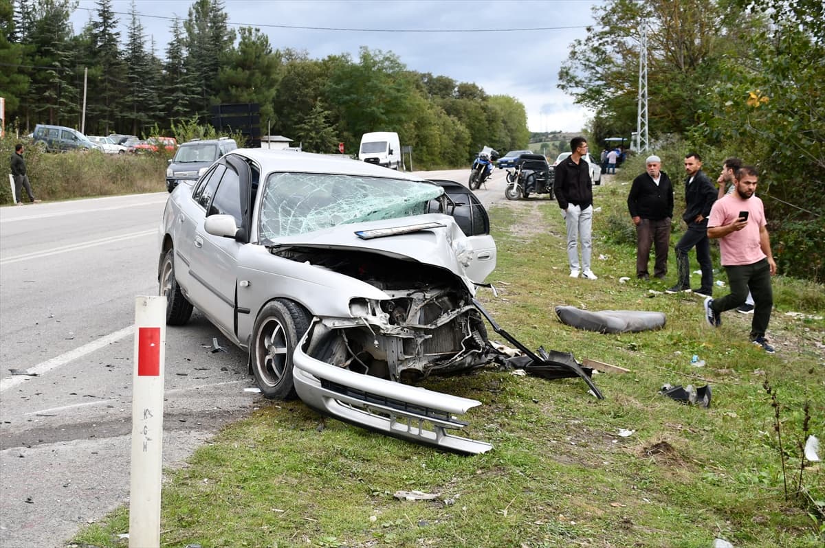 Samsun Vezirköprü'de iki otomobil çarpıştı, 2 sürücü yaralandı