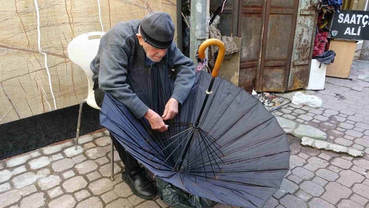 Samsun'da 97 yaşındaki şemsiye tamircisi, hastalığına rağmen tezgaha döndü! Komşusu 1 saat yalvarmış