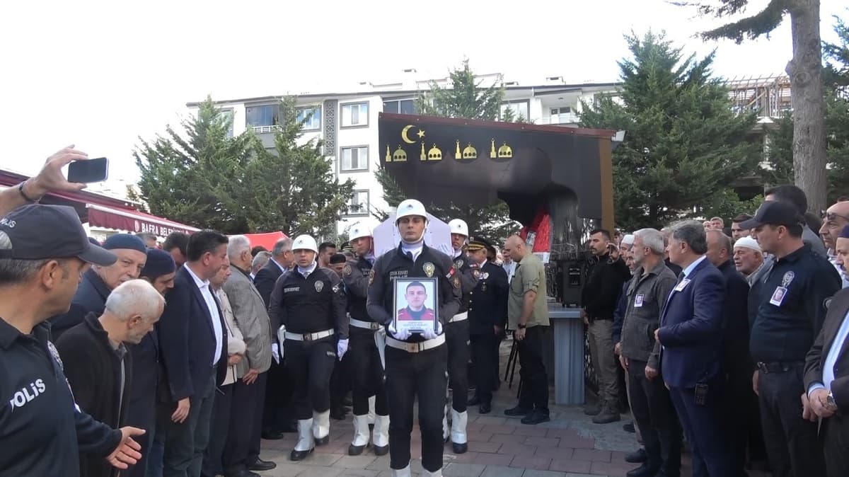 Tekne kazasında ölen gazi polis memuru Numan Şen, Samsun Bafra'da toprağa verildi