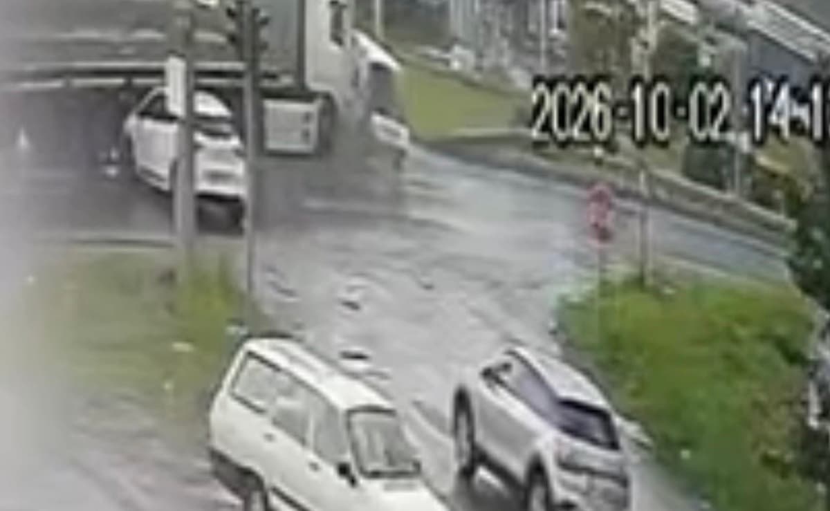 Samsun Atakum'da tırın çarptığı kazada 5 kişi yaralandı, kamera kaydı ortaya çıktı