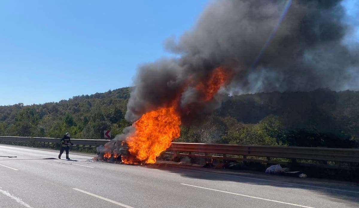 Samsun Kavak'ta otomobil seyir halindeyken yandı, 2'si çocuk 4 kişi kurtuldu