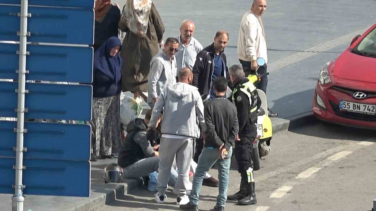 Samsun'da kayan motosikletin sürücüsü ve yolcusu kazayı yara almadan atlattı.
