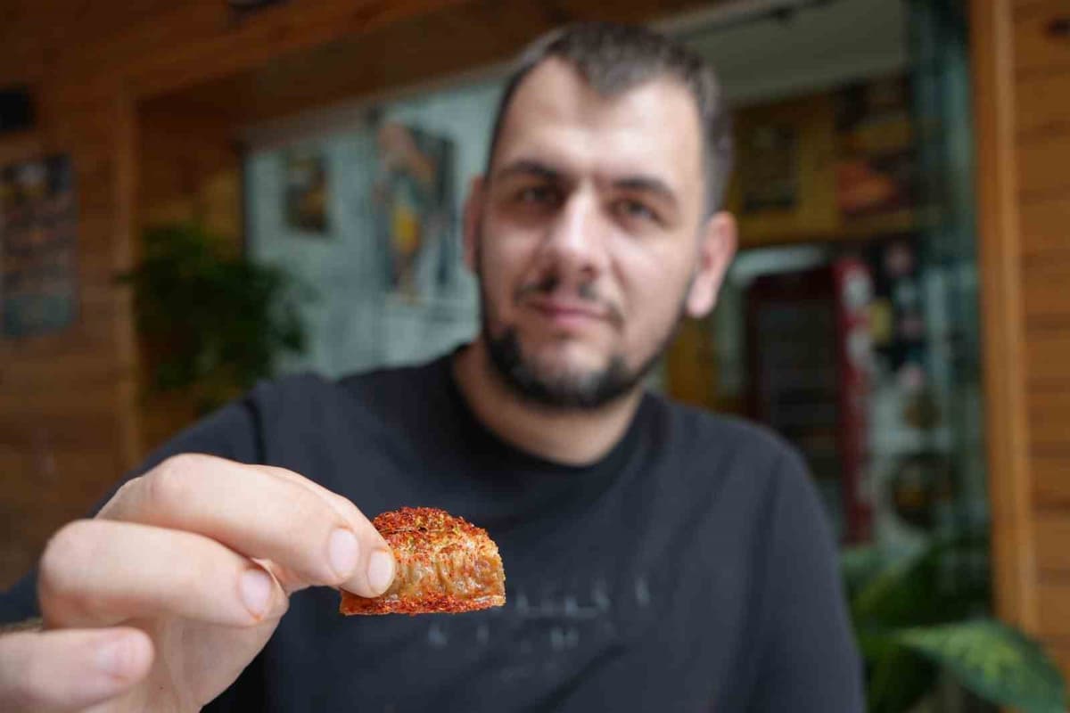 Samsun'da Caner Özsercan, 10 yıldır tatlı ve çay dahil her şeye pul biber katıyor