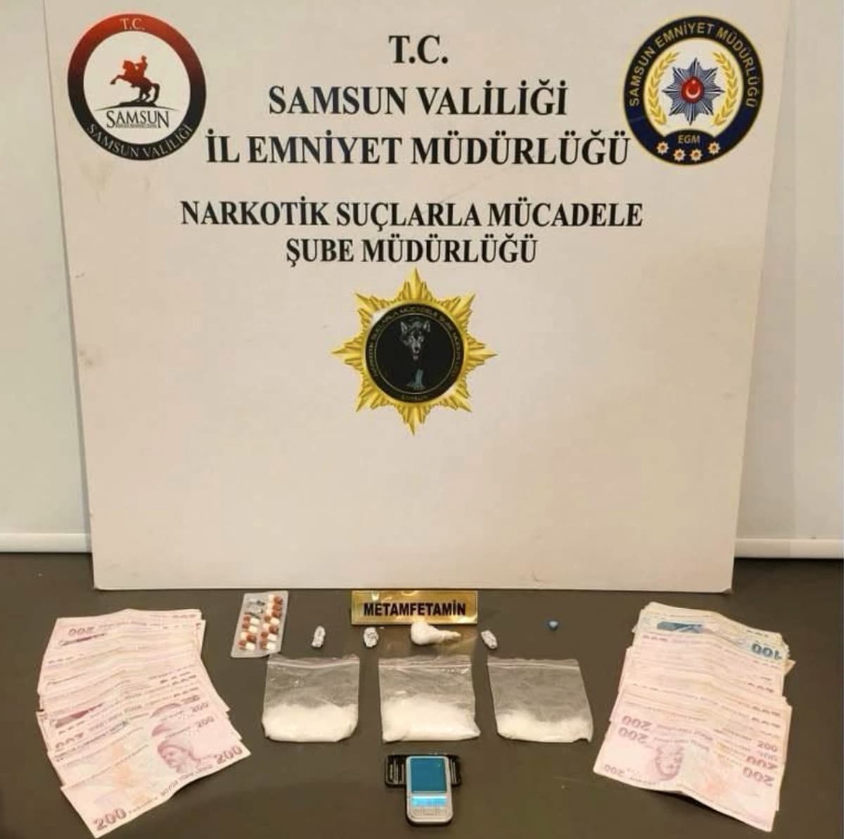 Samsun İlkadım'da 12 kişinin üst ve ikamet aramasında 7 bin 902 hap ele geçirildi