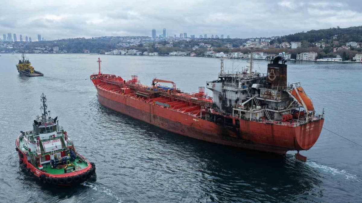 Dronla vurulan tanker İstanbul Boğazı'ndan geçti! Boğaz gemi trafiğine çift yönlü kapatıldı